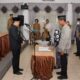 Wabup HSS, Syamsuri Arsyad saat melantik 11 orang anggota BPD PAW.