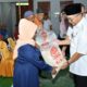 Bupati HSS, Achmad Fikry menyerahkan bantuan beras Cadangan Pangan Pemerintah (CPP) kepada salah satu warga.