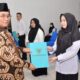 Bupati HSS, Achmad Fikry menyerahkan SK PPPK kepada salah satu tenaga kesehatan.