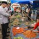 Bupati HSS, Achmad Fikry berdialog dengan pedagang untuk mengetahui ketersediaan dan harga bahan pokok jelang perayaan Idul Fitri 1444 Hijriah.