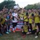 Ketua DPRD HSS, Akhmad Fahmi menyerahkan trophy juara kepada Tim Pakumpayan FC dalam ajang turnamen sepak bola Trofeo Kecamatan Angkinang.