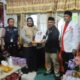 Ketua DPD PKS HSS, Herry Rosadi menyerahkan berkas pendaftaran Bacaleg kepada Ketua KPU HSS, Nida Guslaili Rahmadina.