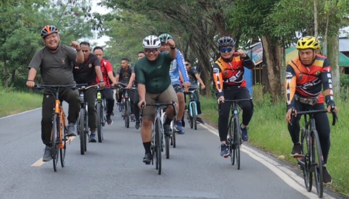 Jalin Sinergitas TNI Polri, Kapolres dan Dandim HSS Gowes Keliling Kota Kandangan