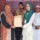 Ketua KPU HSS, Nida Guslaili Rahmadina menyerahkan hasil berita acara pendaftaran Bacaleg Pemilu 2024 kepada Ketua DPC PKB HSS, Yuniarti.