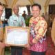 Sekdaprov Kalsel, Roy Rizali Anwar menyerahkan penghargaan kepada Sekda HSS, Muhammad Noor.