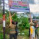 Personil Koramil 1003-06/Simpur Kodim 1003/HSS beserta PT SLS dan masyarakat memasang papan imbauan Karhutla.