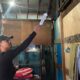 Anggota kepolisian melakukan identifikasi di tempat kejadian perkara.
