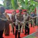 Kapolda Kalsel, Irjen Pol Andi Rian Ryacudu Djajadi didampingi Bupati HSS, Achmad Fikry lakukan pemotongan untaian bunga tanda diresmikannya hasil program bedah rumah.