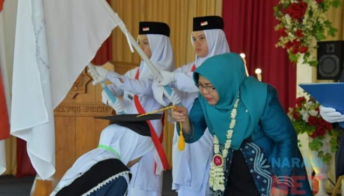 Dinyatakan Lulus, Ketua TP PKK HSS Kukuhkan 35 Santriwati Ponpes Ibnu Mas’ud Putri