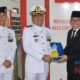 Wabup HSS, Syamsuri Arsyad memberikan plakat kenang-kenangan kepada Danlanal Banjarmasin, Kolonel Laut Agus Setyawan saat berkunjung ke Museum Rakyat HSS.