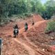 Dandim 1003/HSS, Letkol Inf Nurliwedie Nurdin Kanan beserta Kapolres HSS, AKBP Leo Martin Pasaribu melintasi jalan pegunungan yang merupakan sasaran fisik utama TMMD ke 117.