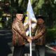 Bupati HSS, Achmad Fikry menyerahkan bendera kontingen kepada ketua rombongan yang berangkat PENAS ke XVI KTNA.