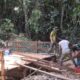 Satgas TMMD ke 117 Kodim 1003/HSS bersama masyarakat bergotong royong melakukan pengerjaan pembangunan jembatan kayu ulin.