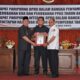 Bupati HSS, Achmad Fikry menyerahkan draf penyampaian perubahan KUA dan PPAS tahun anggaran 2023 kepada Ketua DPRD HSS, Akhmad Fahmi.