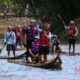 Bupati HSS, Achmad Fikry menaiki Bamboo Rafting di puncak acara Festival Loksado tahun 2023.