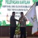 Bupati HSS, Achmad Fikry menyerahkan bendera kontingen kepada ketua rombongan Kafilah MTQ Kabupaten HSS.