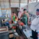 Bupati HSS, Achmad Fikry melihat proses pembuatan produk olahan UMKM di Kecamatan Daha Utara.
