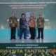 Menteri LHK RI, Siti Nurbaya menyerahkan penghargaan Green Leadership Nirwasita Tantra 2022 kategori kepala daerah kabupaten kecil yang diterima oleh Bupati HSS, Achmad Fikry.