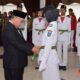 Bupati HSS, Achmad Fikry mengukuhkan perwakilan anggota paskibraka Kabupaten HSS.