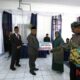 Bupati HSS, Achmad Fikry didampingi Sekda HSS, Muhammad Noor menyerahkan dana hibah BOSDA secara simbolis.