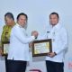Sekda Provinsi Kalsel, Roy Rizali Anwar menyerahkan penghargaan kepada Pj Bupati HSS, Hermansyah.