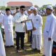 Pj Bupati HSS, Hermansyah menyerahkan penghargaan kepada ustadz teladan pada saat peringatan HSN tahun 2023.