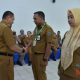 Pj Bupati HSS, Hermansyah menyematkan ID Card kepada peserta pelatihan penyusunan kebutuhan ASN.