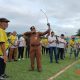Pj Bupati HSS, Hermansyah secara simbolis melepas anak panah tanda dibukanya pertandingan Panahan Paman Birin Cup Se-Kalsel tahun 2023.