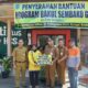 Pj Bupati HSS, Hermansyah menyerahkan bantuan bakul sembako GM secara simbolis kepada pedagang sayur keliling.