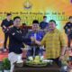 Pj Bupati HSS, Hermansyah menyerahkan potongan nasi tumpeng kepada ketua Kerukunan BPK HSS, Ronaldy Prana Putra.
