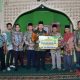 Pj Bupati HSS, Hermansyah menyerahkan bantuan dana hibah keagamaan secara simbolis.