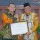 Pj Bupati HSS, Hermansyah menerima sertifikat penghargaan terbaik I pengelolaan dana desa tahun 2023 dari Gubernur Kalsel, Sahbirin Noor.