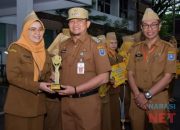 Tingkatkan Motivasi Kinerja, Pj Bupati HSS Berikan Penghargaan ASN BerAKHLAK