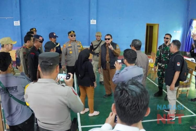 Penjabat (Pj) Bupati HSS, Hermansyah saat melakukan peninjauan kesiapan TPS di Kecamatan Sungai Raya.