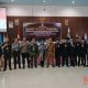 Sekda HSS Muhammad Noor melakukan sesi foto bersama selepas pembukaan rapat pleno rekapitulasi hasil penghitungan suara Pemilu tingkat kabupaten.