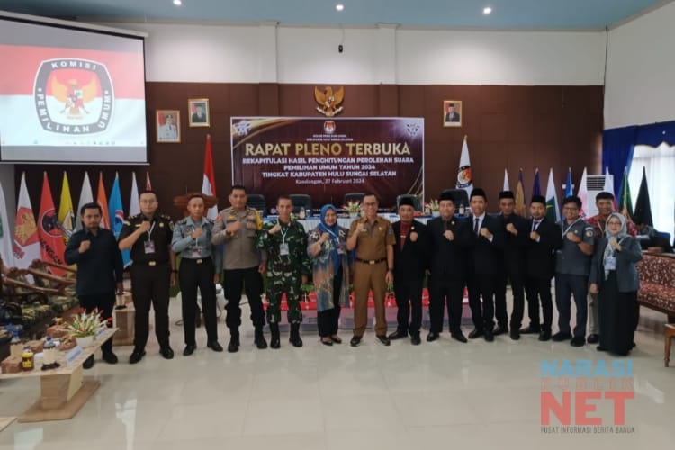 Sekda HSS Muhammad Noor melakukan sesi foto bersama selepas pembukaan rapat pleno rekapitulasi hasil penghitungan suara Pemilu tingkat kabupaten.