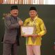 Menteri Agama RI, H Yaqut Cholil Qoumas menyerahkan penghargaan pengelolaan zakat terbaik kepada Pj Bupati HSS Hermansyah.