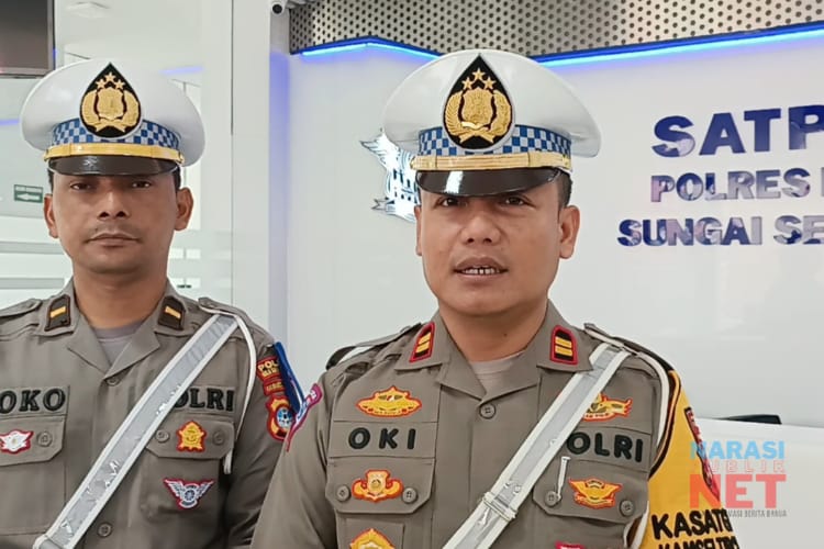 Iptu OKI Hermawan, Kasat Lantas Polres HSS (Kanan).