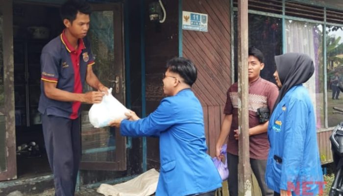 Terapkan Tri Motto, PC PMII HSS Bagikan Sembako Untuk Warga Desa Gambah Dalam