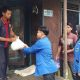 Sekretaris PC PMII HSS, Ahmad David menyerahkan bantuan paket sembako kepada warga Desa Gambah Dalam.