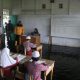 Pj Bupati HSS Hermansyah melihat prose belajar mengajar saat kondisi banjir.