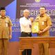 Pj Bupati HSS, Hermansyah Serahkan LKPD 2023 kepada Kepala BPK RI perwakilan Kalsel Rahmadi.