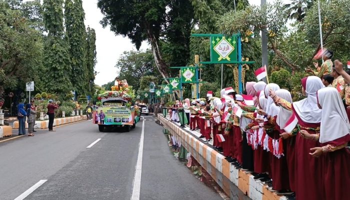 Ratusan Pelajar Antusias Sambut Arakan Piala Adipura di Kota Kandangan