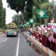 Ratusan pelajar di Kota Kandangan, Kabupaten HSS sambut arak-arakan piala Adipura.