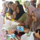 Masyarakat Desa Lokbinuang, Kecamatan Telaga Langsat antusias membeli sembako murah dalam kegiatan operasi pasar Pemkab HSS.