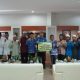 Pj Bupati HSS Hermansyah menyerahkan plakat umroh secara simbolis kepada para guru ponpes.