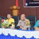 Pj Bupati HSS bersama pimpinan Forkopimda saat memberikan arahan pada kegiatan Rekapitulasi Perolehan Suara Tingkat Kecamatan Kandangan.