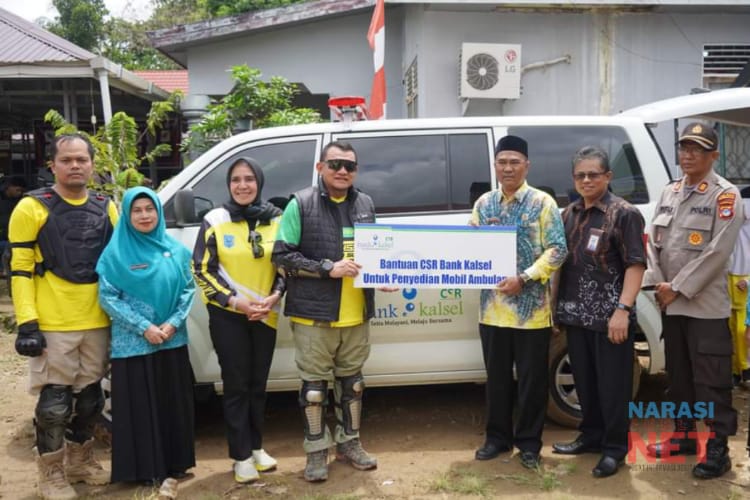 Pj Bupati HSS, Hermansyah menyerahkan secara simbolis bantuan CSR Bank Kalsel berupa mobil ambulan kepada Desa Lokbinuang.