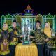 Pj Bupati HSS, Hermansyah menyerahkan piala juara umum kepada Camat Simpur, Nafarin.