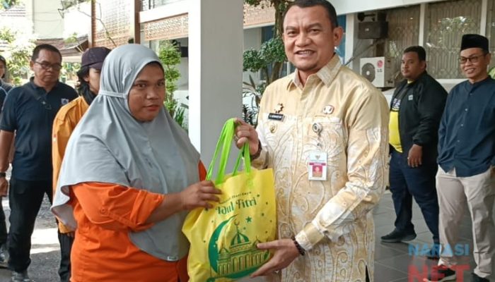 Bentuk Apresiasi, Pj Bupati HSS Berikan Paket Ramadan Untuk Puluhan Petugas Kebersihan